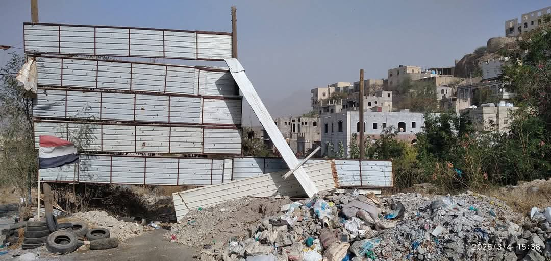 سواتر حماية بضواحي مدينة تعز-تعبيرية