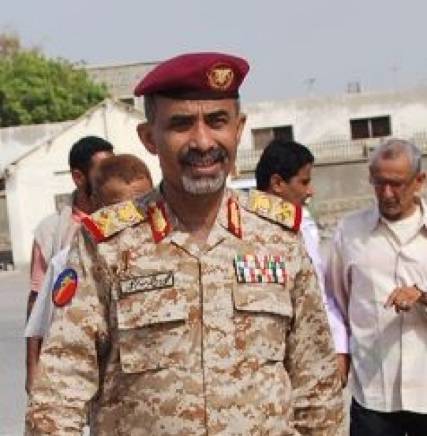 مصدر: وزير الدفاع يشرف شخصياً على التجهيزات العسكرية لمواجهة أي هجوم من الحوثيين