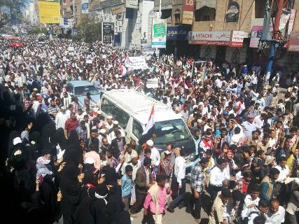 صور..شباب الثورة يؤدون صلاة الظهر امام مقر القوات الخاصة بتعز ويستعدون لاستكمال ثورتهم