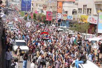 بالصور..المحتجون يقطعون الشوارع المؤدية لمعقل مليشيا الحوثي بتعز وتوسع بالإعتصام